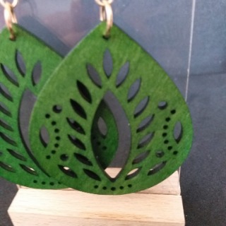 Boucles d’oreilles feuille verte en bois