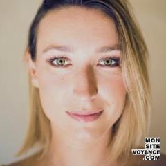 Voyance Voyantes & Médiums utilisant Pierres avec laure voyante