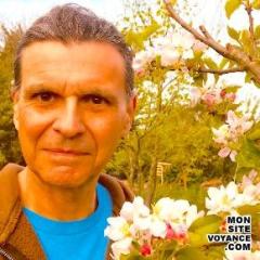 Voyance Voyantes & Médiums utilisant Pierres avec arven voyant